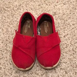 Kids unisex red Toms shoes size 8.5